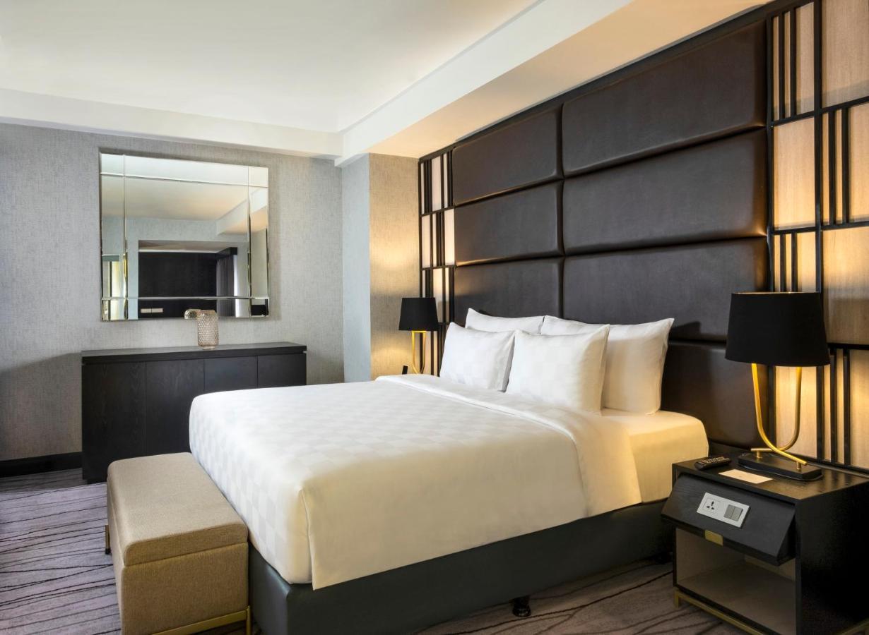 Hotel Royal Tulip Darmo Surabaya Exterior foto