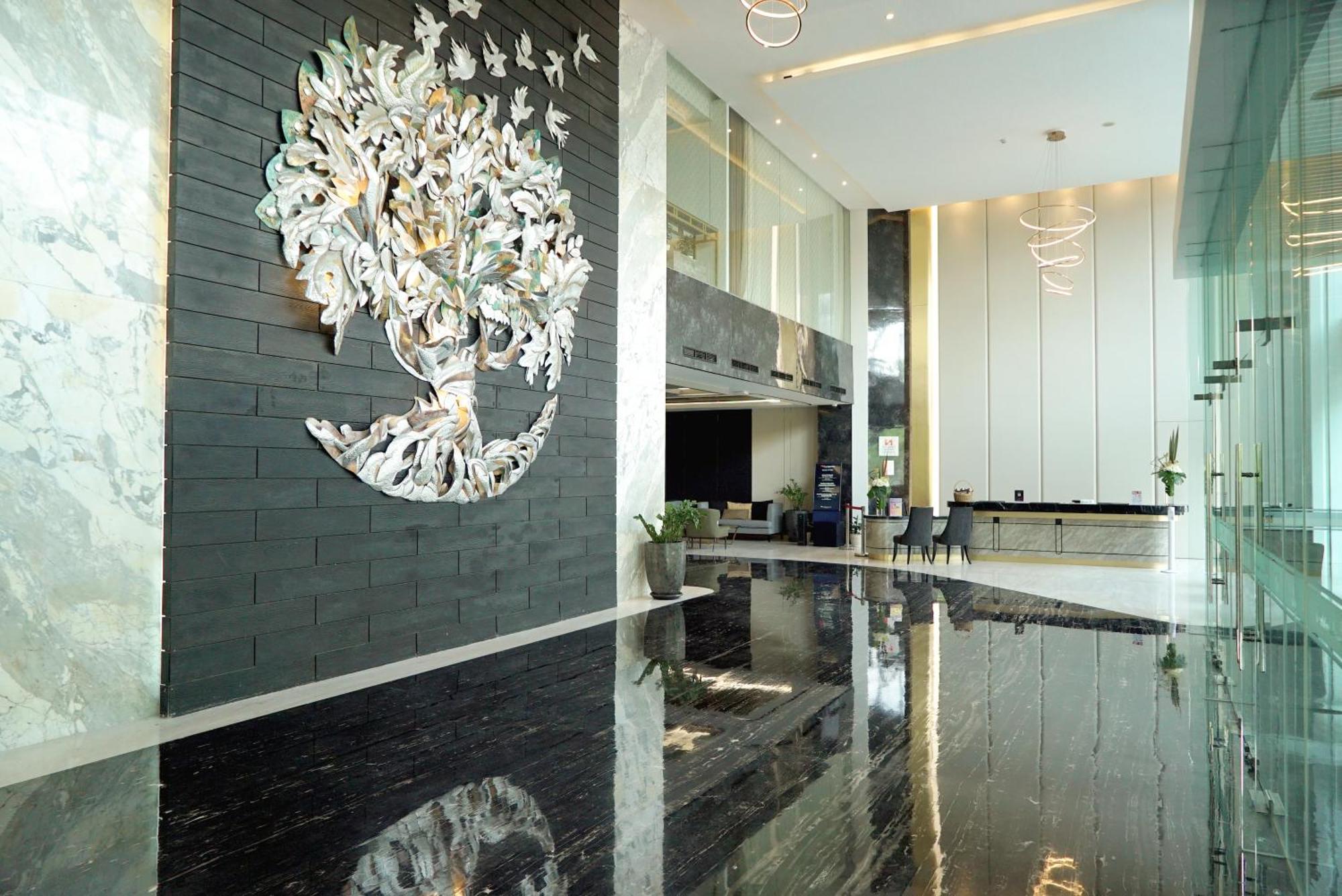 Hotel Royal Tulip Darmo Surabaya Exterior foto